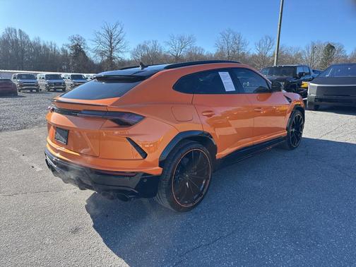 2022 Lamborghini Urus Pearl Capsule