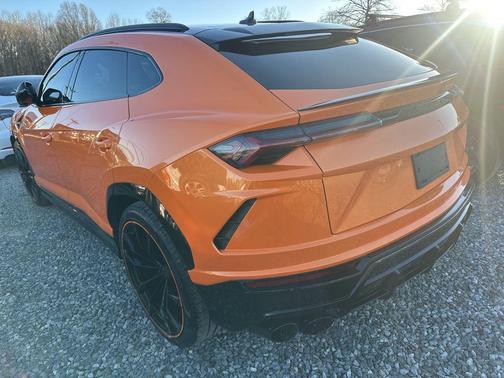 2022 Lamborghini Urus Pearl Capsule