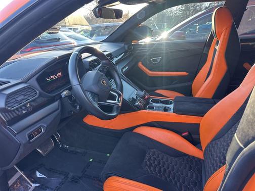 2022 Lamborghini Urus Pearl Capsule