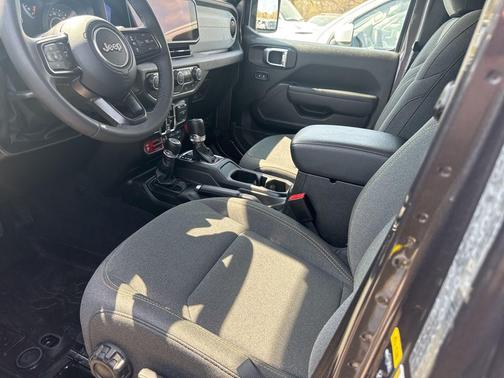 Granite Crystal Metallic Clearcoat 2025 Jeep Wrangler Willys