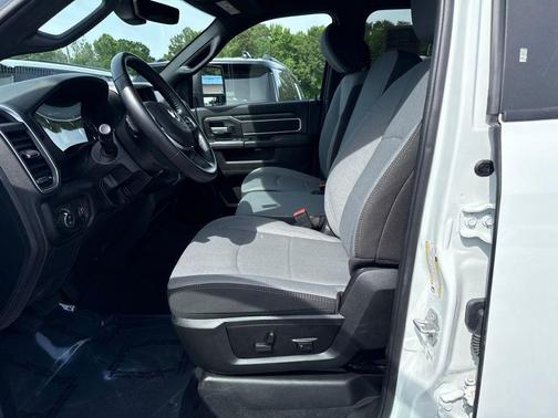 Bright White Clearcoat 2024 RAM 2500 Big Horn Crew Cab 4x4 6'4' Box