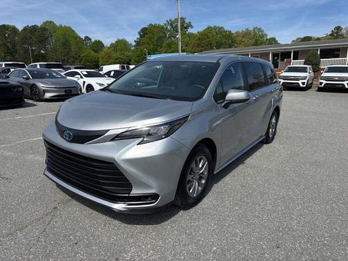 Celestial Silver Metallic 2025 Toyota Sienna LE