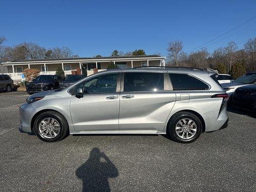2024 Toyota Sienna XLE
