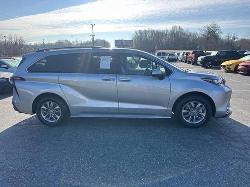 2024 Toyota Sienna XLE