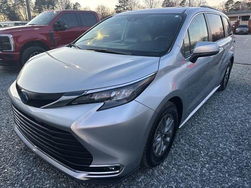2024 Toyota Sienna XLE