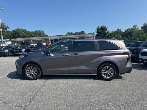 2021 Toyota Sienna XLE 8 Passenger