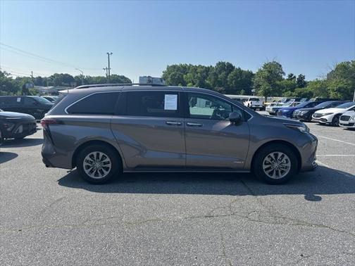 2021 Toyota Sienna XLE 8 Passenger