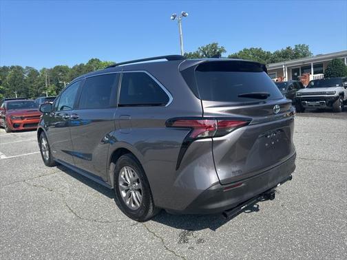 2021 Toyota Sienna XLE 8 Passenger