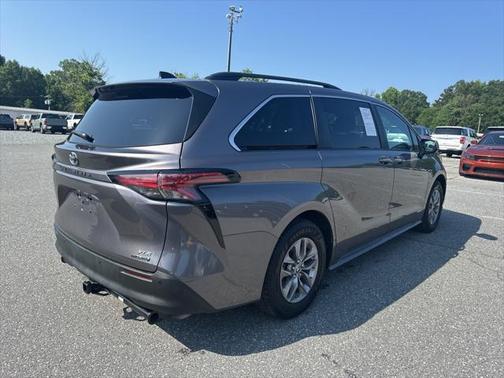 2021 Toyota Sienna XLE 8 Passenger
