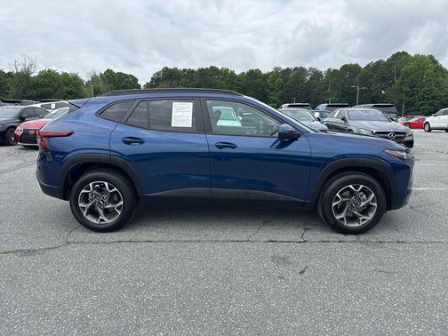Blue Glow Metallic 2024 Chevrolet Trax LT