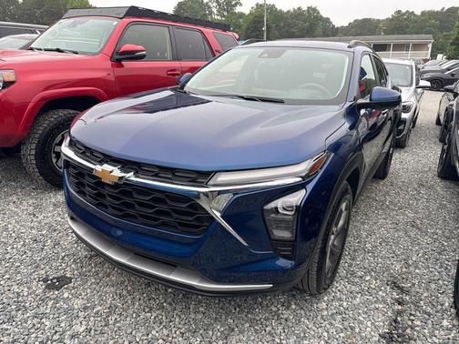Blue Glow Metallic 2024 Chevrolet Trax LT
