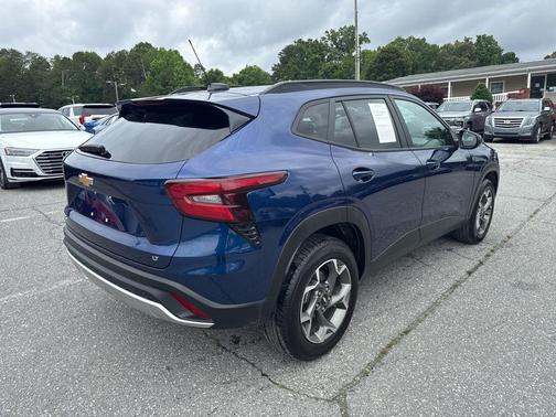 Blue Glow Metallic 2024 Chevrolet Trax LT