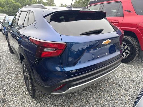 Blue Glow Metallic 2024 Chevrolet Trax LT