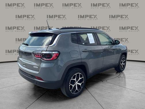 Sting-Gray Clearcoat 2024 Jeep Compass Latitude