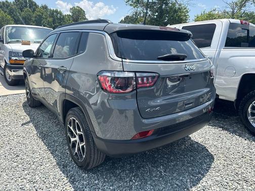 Sting-Gray Clearcoat 2024 Jeep Compass Latitude