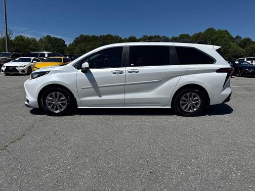 Wind Chill Pearl 2022 Toyota Sienna XLE