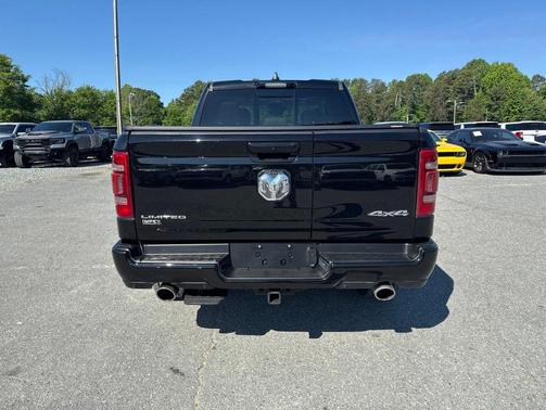 Diamond Black Crystal Pearlcoat 2024 RAM 1500 Limited