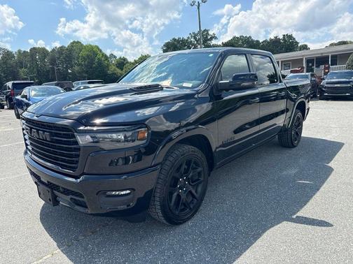 Diamond Black Crystal Pearlcoat 2025 RAM 1500 Laramie