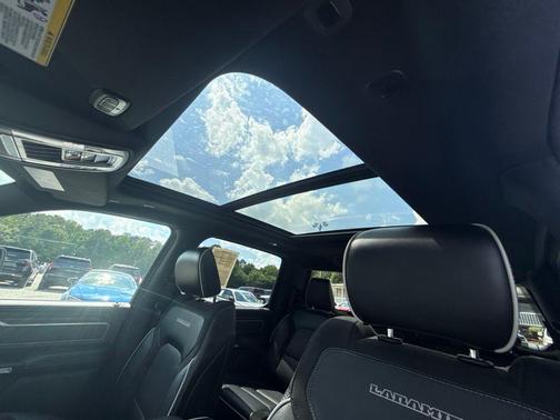 Diamond Black Crystal Pearlcoat 2025 RAM 1500 Laramie