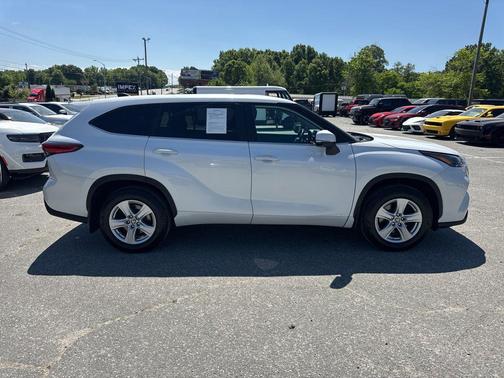 Wind Chill Pearl 2023 Toyota Highlander Hybrid LE