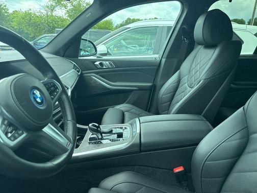 Mineral White Metallic 2023 BMW X5 PHEV xDrive45e