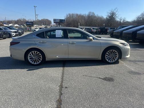 2022 Lexus ES 300h Ultra Luxury