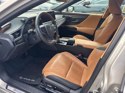 2022 Lexus ES 300h Ultra Luxury