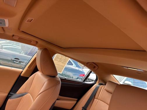 2022 Lexus ES 300h Ultra Luxury