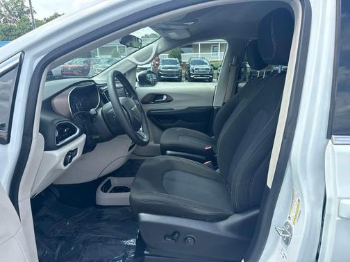 Bright White Clearcoat 2022 Chrysler Voyager LX