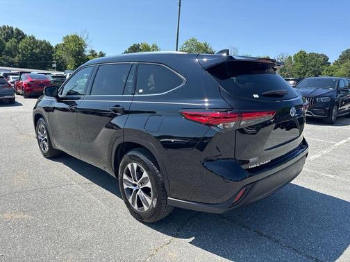 Midnight Black Metallic 2021 Toyota Highlander XLE
