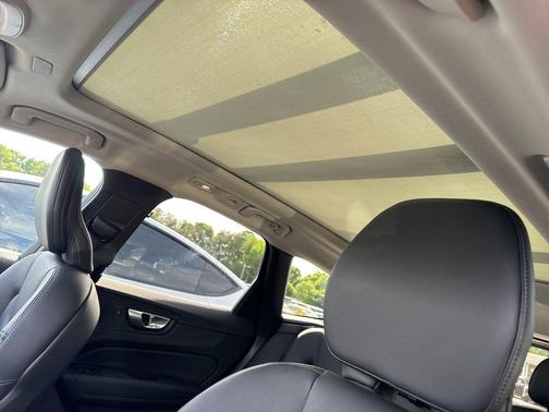 Onyx Black Metallic 2024 Volvo XC60 B5 Core Dark Theme