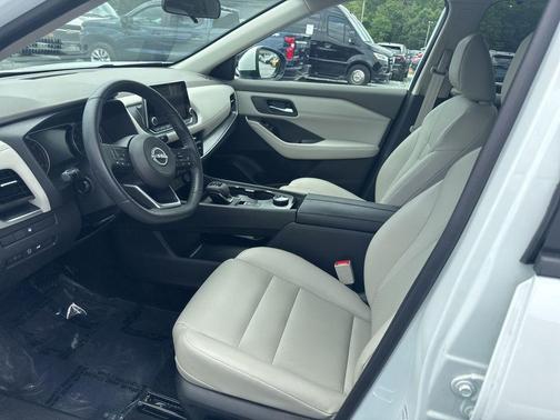 Everest White Pearl 2024 Nissan Rogue SV
