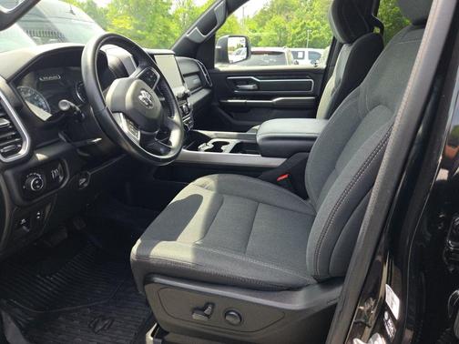 Diamond Black Crystal Pearlcoat 2022 RAM 1500 Big Horn/Lone Star