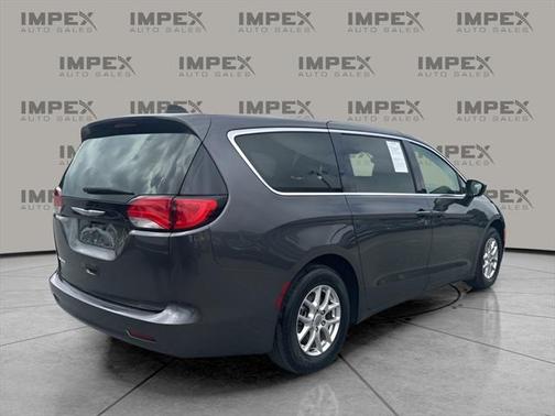 2023 Chrysler Voyager LX