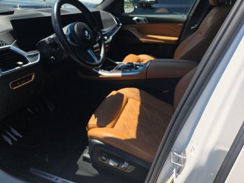Mineral White Metallic 2024 BMW X7 xDrive40i