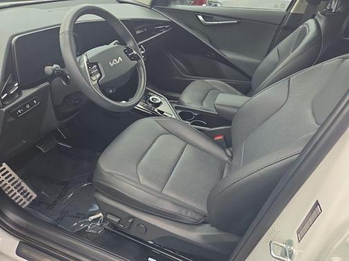 Snow White Pearl 2023 Kia Niro EV Wave