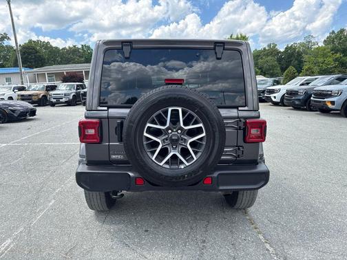 Granite Crystal Metallic Clearcoat 2025 Jeep Wrangler 4-Door Sahara 4x4