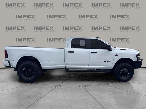 Bright White Clearcoat 2026 RAM 3500 Big Horn Crew Cab 4x4 8' Box