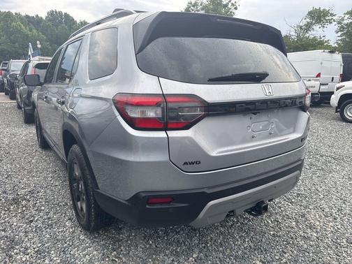 Lunar Silver Metallic 2025 Honda Pilot TrailSport