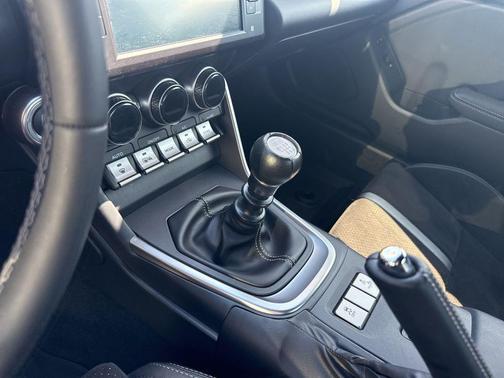 Pavement 2024 Toyota GR86 Premium