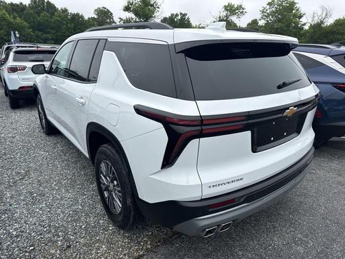 Summit White 2025 Chevrolet Traverse LT