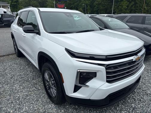 Summit White 2025 Chevrolet Traverse LT
