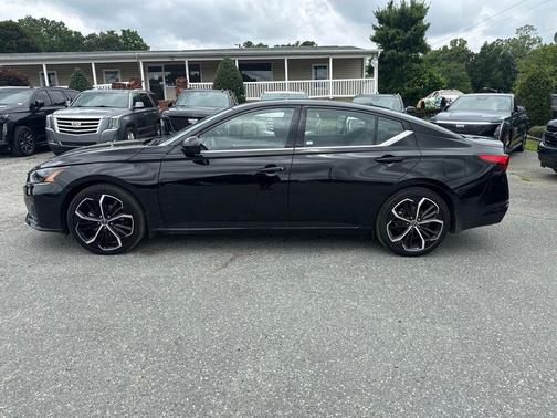 Super Black 2023 Nissan Altima SR FWD