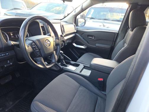 2024 Nissan Frontier SV
