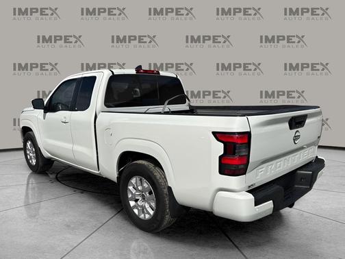 Glacier White 2024 Nissan Frontier SV