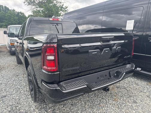 Diamond Black Crystal Pearlcoat 2025 RAM 1500 Big Horn/Lone Star