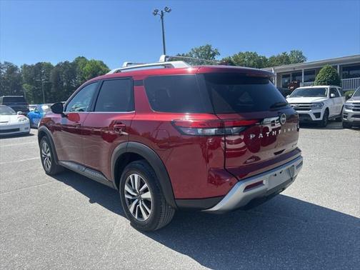 2023 Nissan Pathfinder SL 4WD