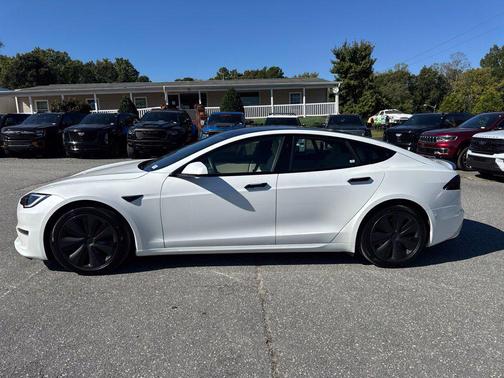 Pearl White Multi-Coat 2023 Tesla Model S Plaid