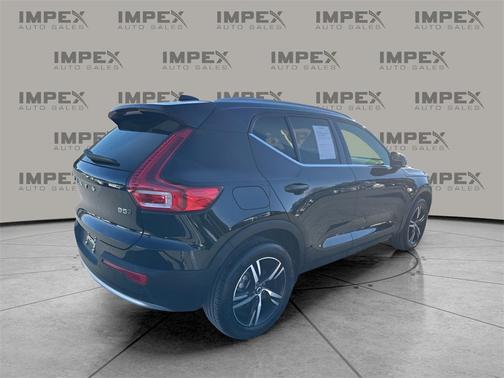 2025 Volvo XC40 B5 Core Bright Theme