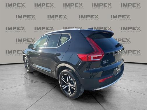 2025 Volvo XC40 B5 Core Bright Theme